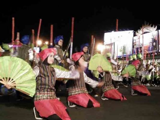 Ratusan Penari Beraksi di Bundaran Tugu Pengantin Bandarlampung