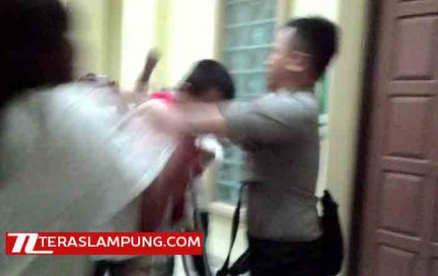 Usai Sidang, Keluarga Anggota Brimob Korban Begal Keroyok Terdakwa Pembunuhan