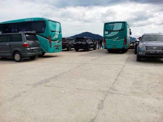 Bus-bus wisata dari luar Lampung di pelataran parkir Desa Ketapang, Lampung Selatan, Kamis (24/12/2015).  Para wisatawan siap mengisi waktu libur di Pulau Pahawang, Kabupaten Pesawaran. (Foto: Arief Nugroho)