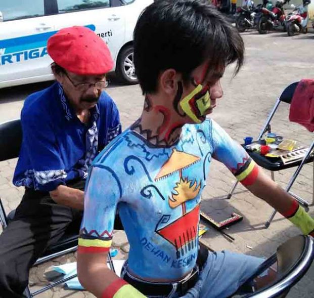 Melukis Tubuh, Tiga Pelukis Lampung Bikin Heboh PKOR Way Halim