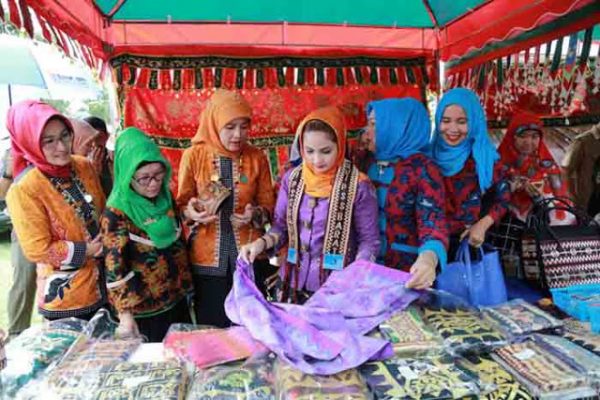 Aprilani Yustin Membuka Lomba Kesatuan Gerak PKK-KB-Kesehatan Pesisir Barat