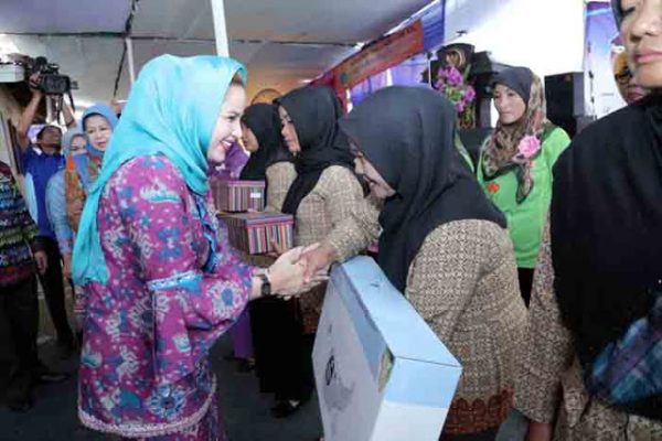 Yustin Hadiri Kesrak PKK-KB di Lampung Tengah