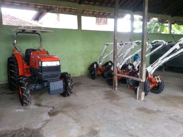 Korem Gatam Terima Lima Traktor untuk Petani di Lampung
