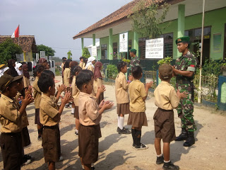 Danramil Mesuji Pimpin Pembinaan Pramuka di SMP dan SMA