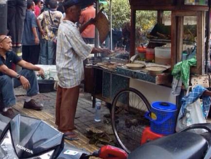 Teror Bom Jakarta: Tukang Sate Ini Sudah Mempraktikkan Imbauan Tagar #KamiTidakTakut