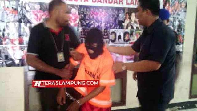 Adrian Curi Barang Berharga di Masjid dan Mobil dengan Pura-Pura Shalat