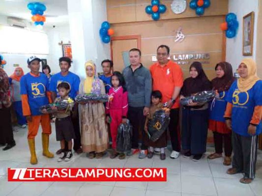 Bank Lampung Kalianda Beri Beasiswa pada 15 Anak Petugas Kebersihan