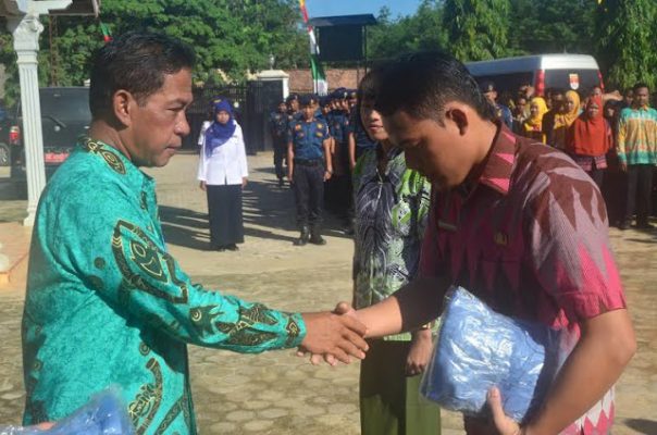 Bagikan Bantuan Seragam Dinas THL, Khamami Soroti Rendahnya Kedisiplinan