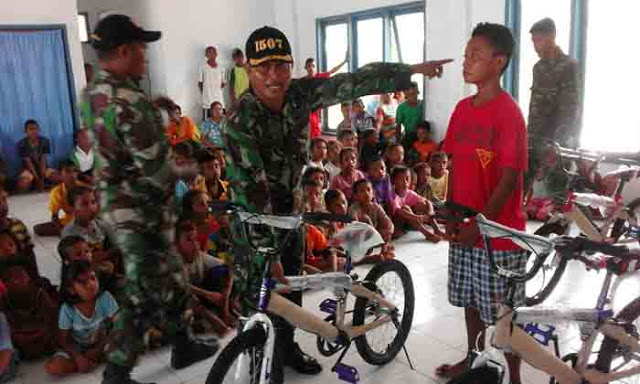 Panglima TNI Berikan Bantuan 20 Sepeda di Pulau Lakor