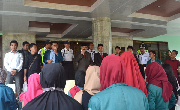 Pelantikan Wakil Rektor Unila Disambut Unjuk Rasa