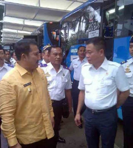 Wabup Tuba Heri Wardoyo Terima Hibah 3 Bus dari Menhub Ignasius Jonan