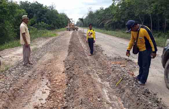 Usai Lebarkan Jalan, Bupati Khamami Kini Bangun Jalan Dua Jalur