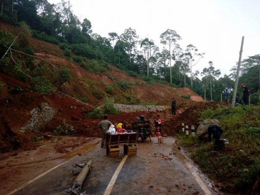 Jalan Liwa-Krui Tertimbun Longsor
