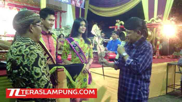 Kapolda Lampung ‘Nanggap’ Wayang Kulit Semalam Suntuk dengan Lakon “Karna Tanding”