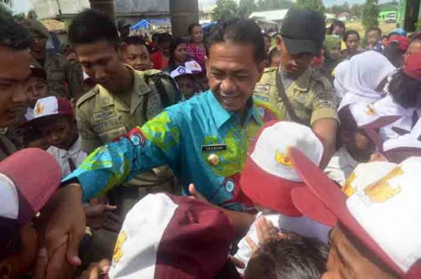 Bupati Khamami Serahkan Bantuan Seragam dan Perlengkapan Sekolah