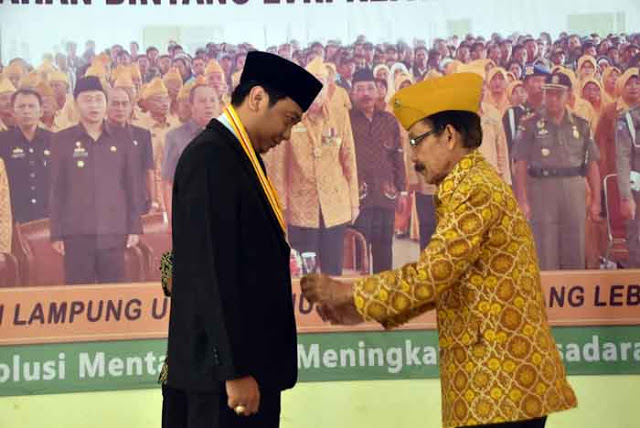 Bupati Lampung Utara Terima Bintang LVRI