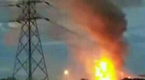 Kebakaran Pabrik Kayu di Bawah SUTET di Belawan, Kota Medan Gelap Gulita