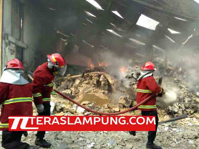 Pabrik Makanan Ringan di Natar Ludes Terbakar