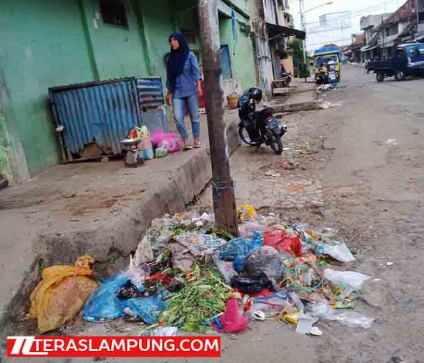 Sampah tidak Dibersihkan, Warga Sekitar Pasar Pagi Kotabumi Terganggu Bau Busuk