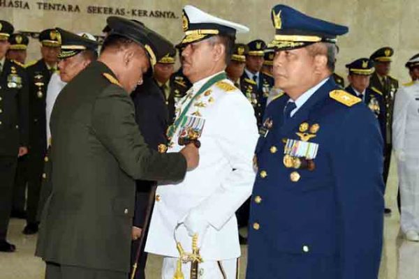 69 Perwira Tinggi TNI terima Tanda Kehormatan Negara