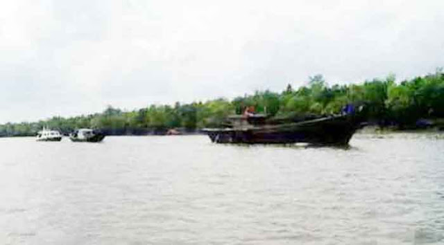 Perahu Motor Terbalik di Perairan Kepulauan Meranti, Nakhoda Belum Ditemukan