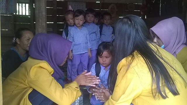 32 Mahasiswa Stikes Mitra Selesaikan PHBS di Padang Cermin