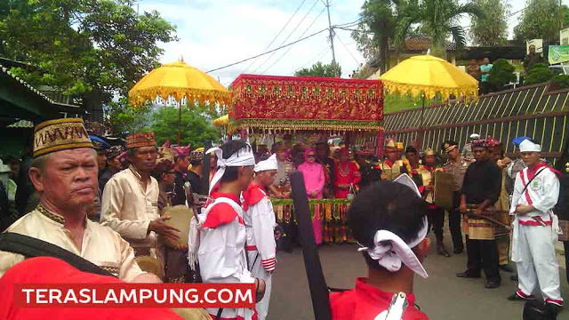 Upacara Adat Penyambutan Brigjen Ike Edwin sebagai Kapolda Lampung