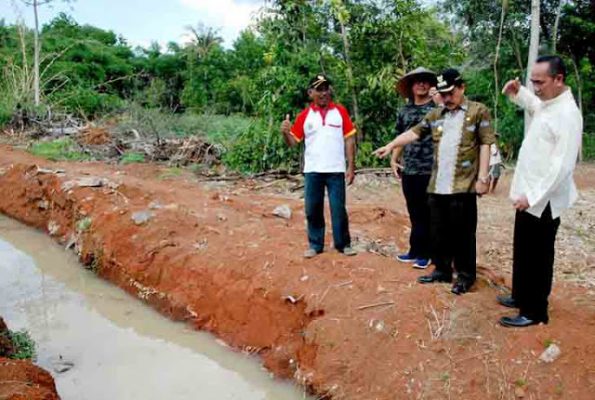 Chrisna Putra Tinjau Pembukaan Kembali Saluran Irigasi di Karangrejo