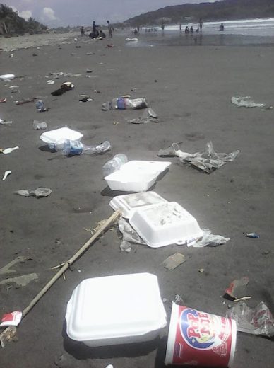 Pasca-Liburan Tahun Baru, Wisatawan Tinggalkan Sampah di Pantai Pangandaran