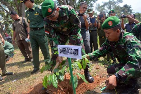Peringati Hari Infanteri, Pj Bupati Waykanan dan Dandim Tanam Pohon di Areak Rusunawa
