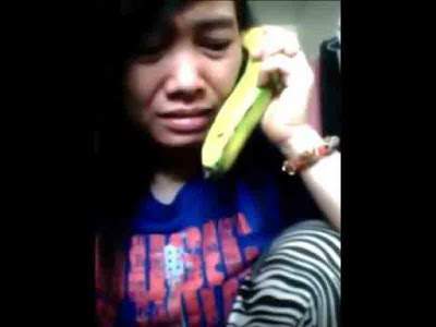 Video Bikin Ngakak: Pakai Pisang, TKW Telepon Suaminya Minta Cerai