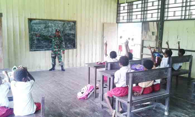 Prajurit TNI Jadi Guru di Wilayah Terpencil Perbatasan RI-PNG