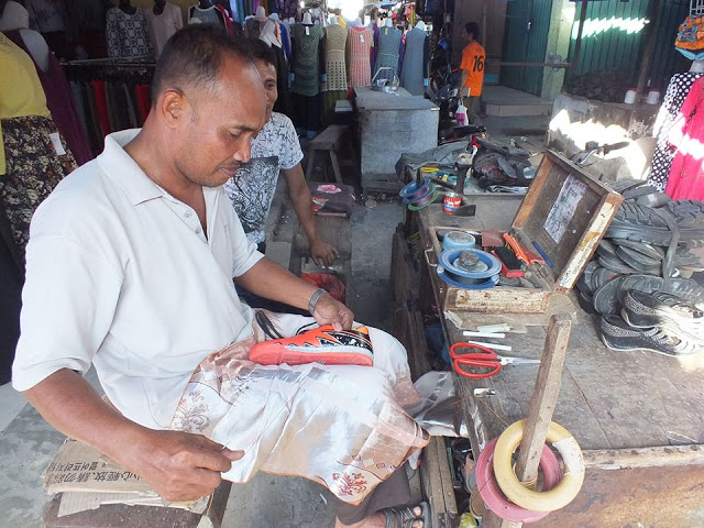 Mengharukan, Polisi Ini Cari Rezeki Tambahan dengan Jadi Tukang Sol Sepatu
