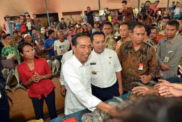 Kunjungi Pasar Gudang Lelang, Presiden Jokowi Tanya Harga Ikan dan Kebutuhan Pokok