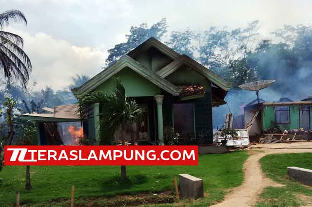 Bentrok di Sukadana Ilir – Bandar Rejo Lampung Utara, Puluhan Rumah Dibakar Massa
