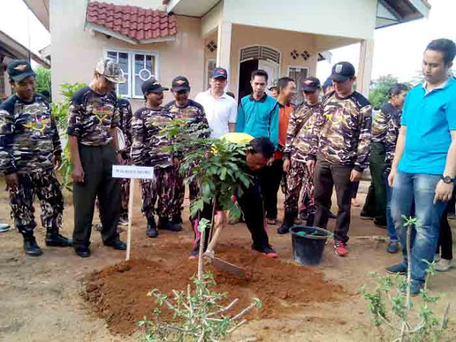 Walikota Pairin dan FKPPI Metro Tanam Pohon di Hadimulyo Timur