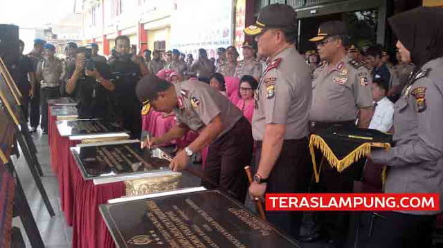 Kunjungan Kerja ke Mapolda Lampung, Kapolri Tandatangani Enam Prasasti