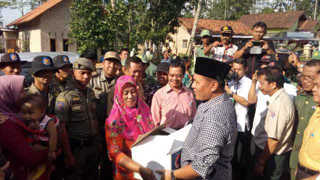 Hari Pertama Kerja, Bupati Mustafa Sambangi Korban Puting Beliung di Kampung Sukajaya