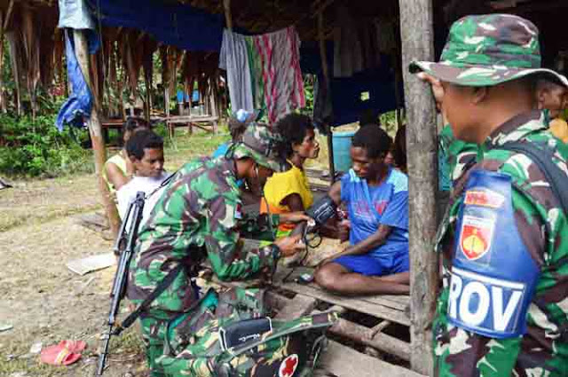 Prajurit TNI di Papua Gelar Pelayanan Kesehatan Door to Door di Papua