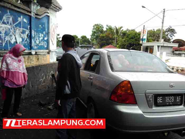 Pencuri Modus Pecah Kaca Mobil Beraksi Saat Hujan Deras