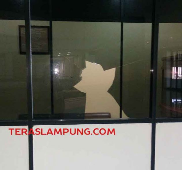 Ingin Dipertemukan dengan Presiden Jokowi, Pria “Wakil Nabi” Pecahkan Kaca Ruangan Ketua Dewan