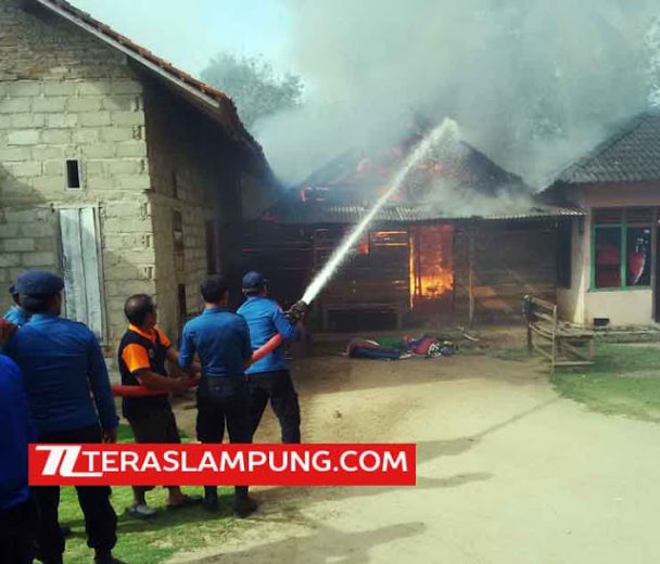Saat Kapolda Tinjau Lokasi Amuk Massa, Tiga Rumah di Desa Sukadana Ilir Dibakar