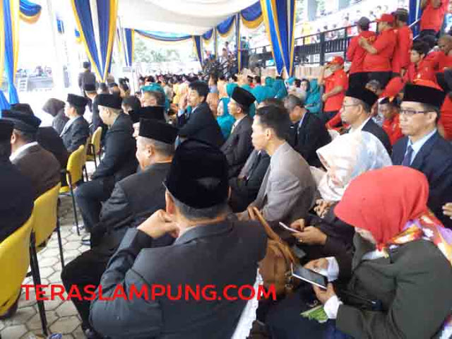 Sambut Bupati dan Wakil Bupati Baru, Ribuan Warga Lamsel Padati Stadion Raden Intan Kalianda