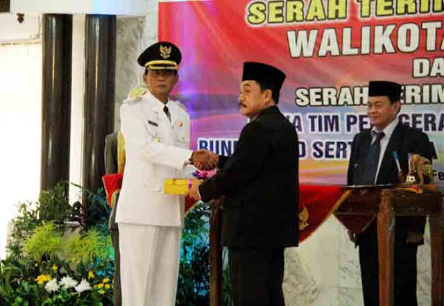 Chrisna Putra Serahkan Jabatan Walikota Metro kepada Ahmad Pairin