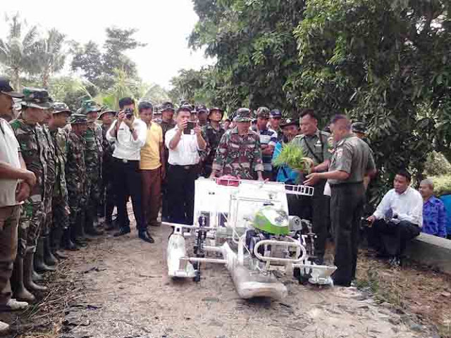 Kodim Lampung Tengah Tanam Padi dengan Transplanter