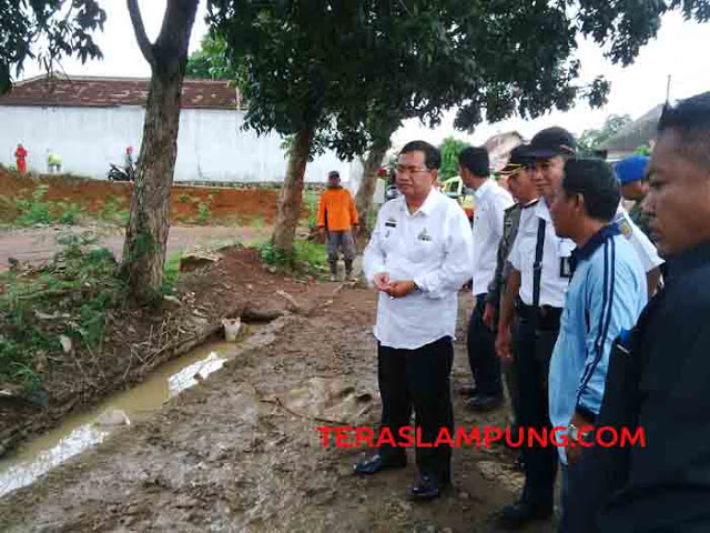 Wakil Bupati Sri Widodo Tinjau Sarana Stasiun Kereta Api Kotabumi