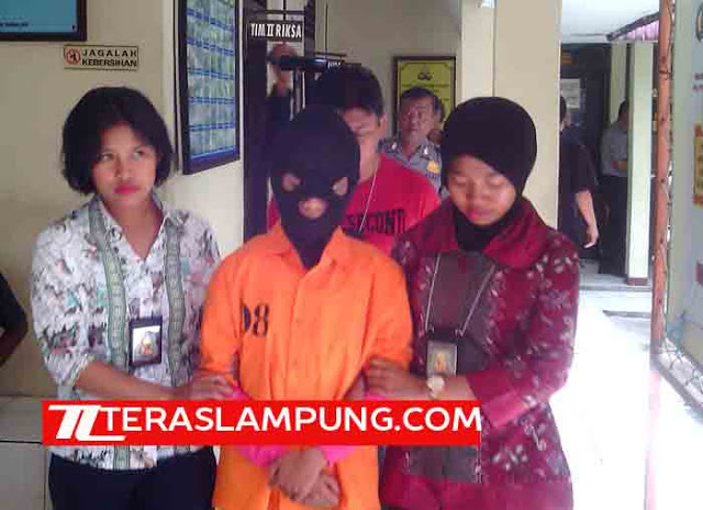 Widya Menangis di depan Polisi saat Ceritakan Penusukan terhadap Pacarnya