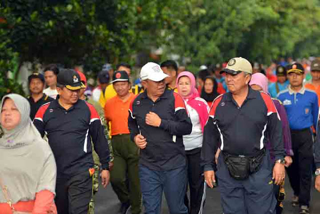Di Sela Gerimis, Jalan Sehat HUT Lampung Berlangsung Meriah