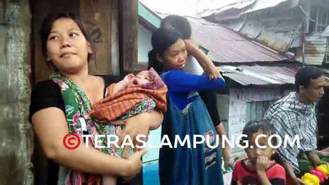Banjir Bandang Datang, Novi Berlari Selamatkan Bayinya