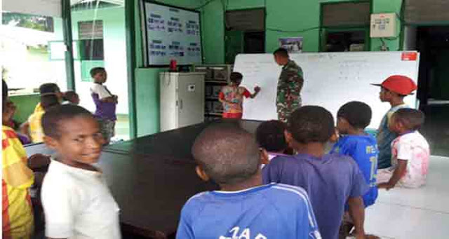 Prajurit TNI Berantas Buta Aksara di Perbatasan RI-PNG